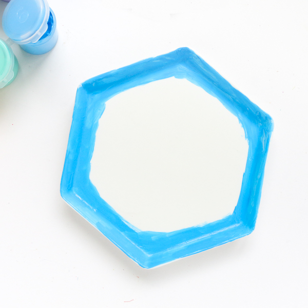 Learn how to paint your own DIY Abstract Art Plates - Hexagon Plates - Breakfast plates - DIY - Craft - DIY hexagon plates