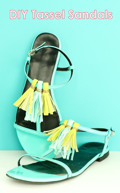 Learn how to DIY your own tassel sandals just in time for those warm summer months. Quick craft - Summer craft - Summer accessories - How to - tassels