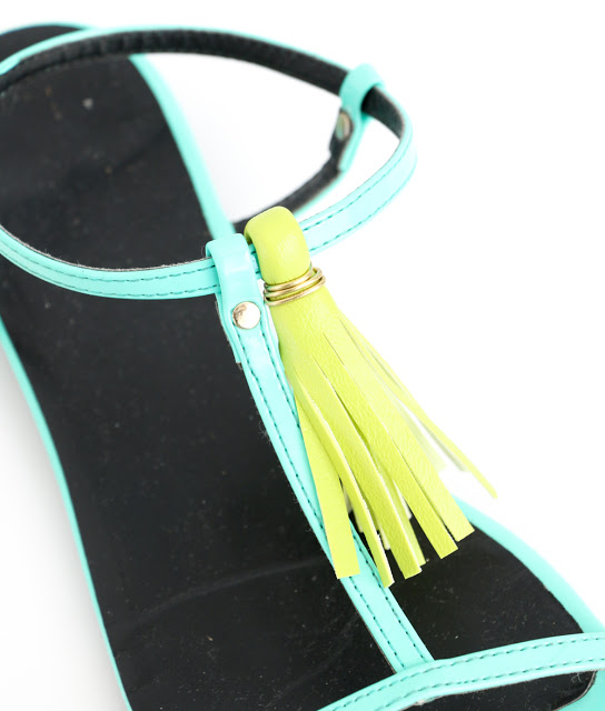 Learn how to DIY your own tassel sandals just in time for those warm summer months. Quick craft - Summer craft - Summer accessories - How to - tassels