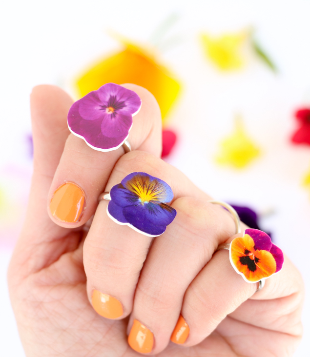 Learn how to use Shrinky Dink paper to create the cutest flower rings - easy quick DIY gift idea - Teen gift idea - tween gift idea - tween craft - teen craft - jewelry craft  - DIY rings 