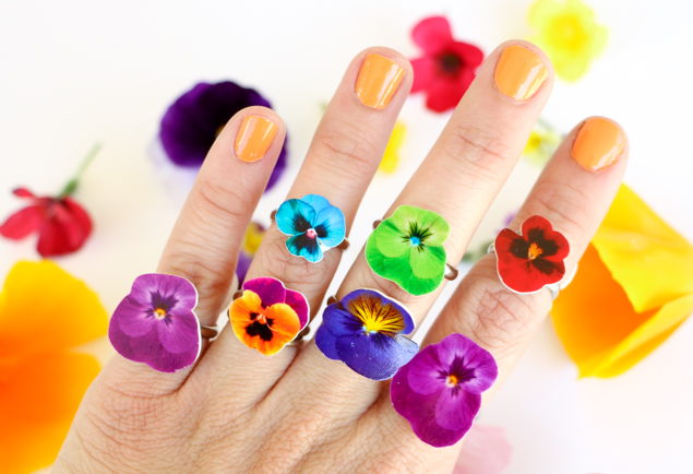 Learn how to use Shrinky Dink paper to create the cutest flower rings - easy quick DIY gift idea - Teen gift idea - tween gift idea - tween craft - teen craft - jewelry craft  - DIY rings 