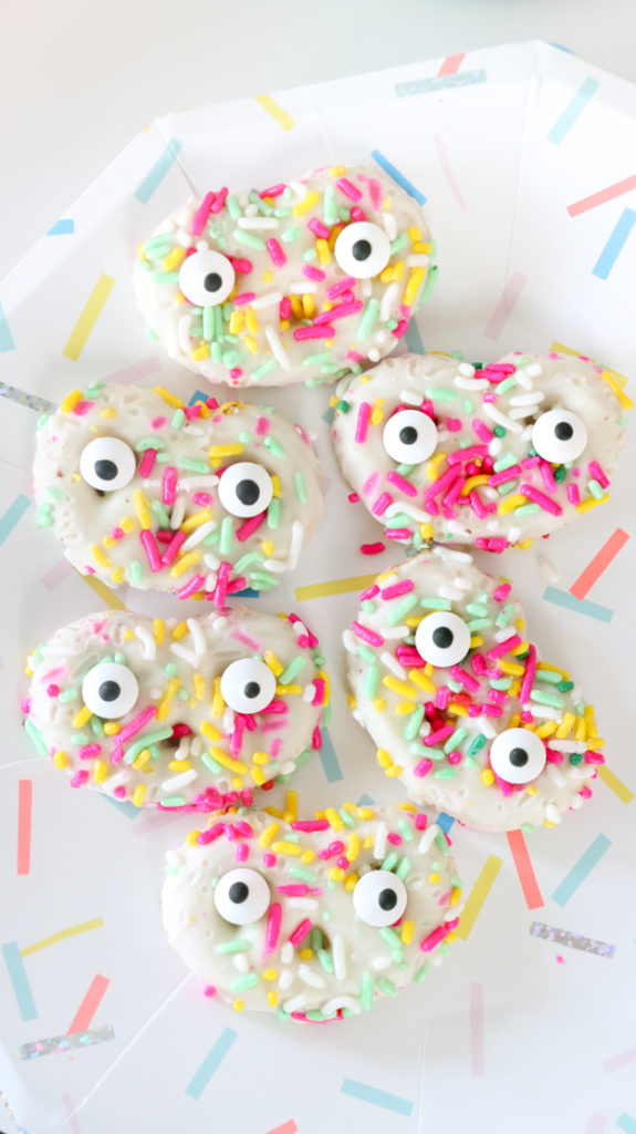 Cute Halloween funfetti pretzel monster snack recipe - How to throw a colorful halloween party with DIY decorations and custom wall art - DIY Party decorations - Halloween decor - craft - Pumpkin Centerpieces - target fall home decor - DIY Wall art