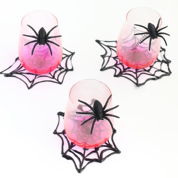 DIY Hot Glue Spider web coasters and plate chargers for Halloween - easy Halloween decorations - craft ideas - halloween crafts - paint - DIY decorations