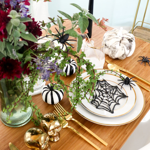 DIY Hot Glue Spider web coasters and plate chargers for Halloween - easy Halloween decorations - craft ideas - halloween crafts - paint - DIY decorations
