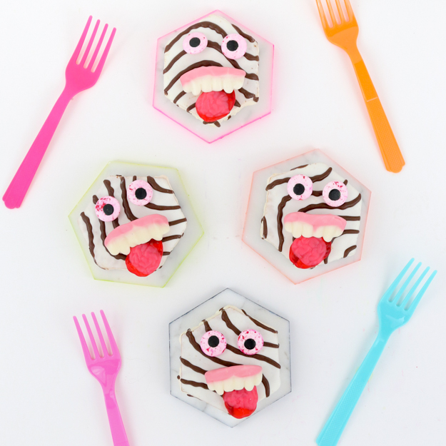 last minute halloween dessert idea - Zebra cake zombies for Halloween - kids party - class party snacks and food ideas