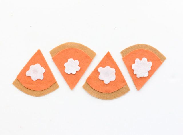 DIY Pumpkin Pie Felt Coasters for Thanksgiving dinner craft idea - easy quick craft - last minute craft - Thanksgiving craft idea