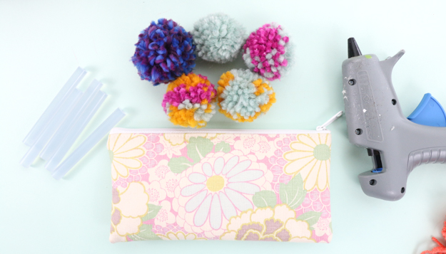 Learn how to DIY this amazing pom pom clutch - the perfect winter statement piece - target style - anthropologie clutch knockoff DIy tutorial