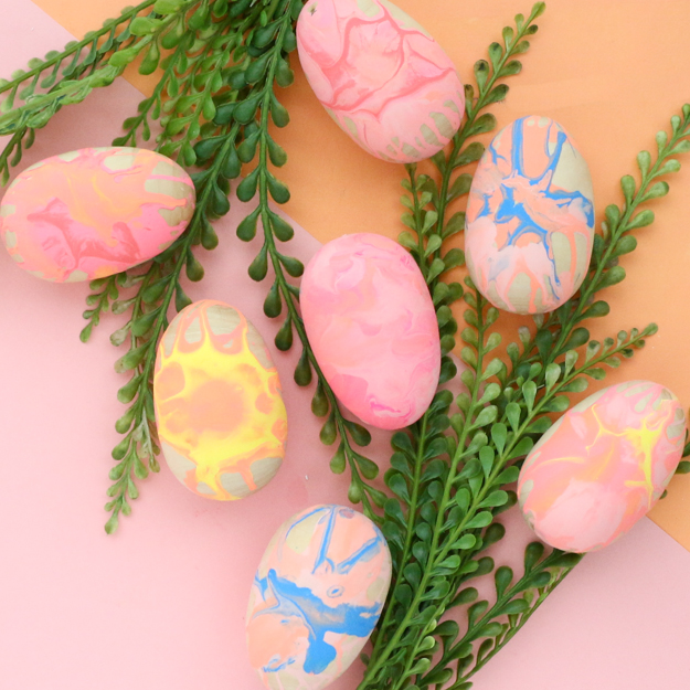 Spin art painted Easter eggs - family craft idea - Easter egg decorating - diy easter eggs - wood eggs, marbled effect, kids Easter craft