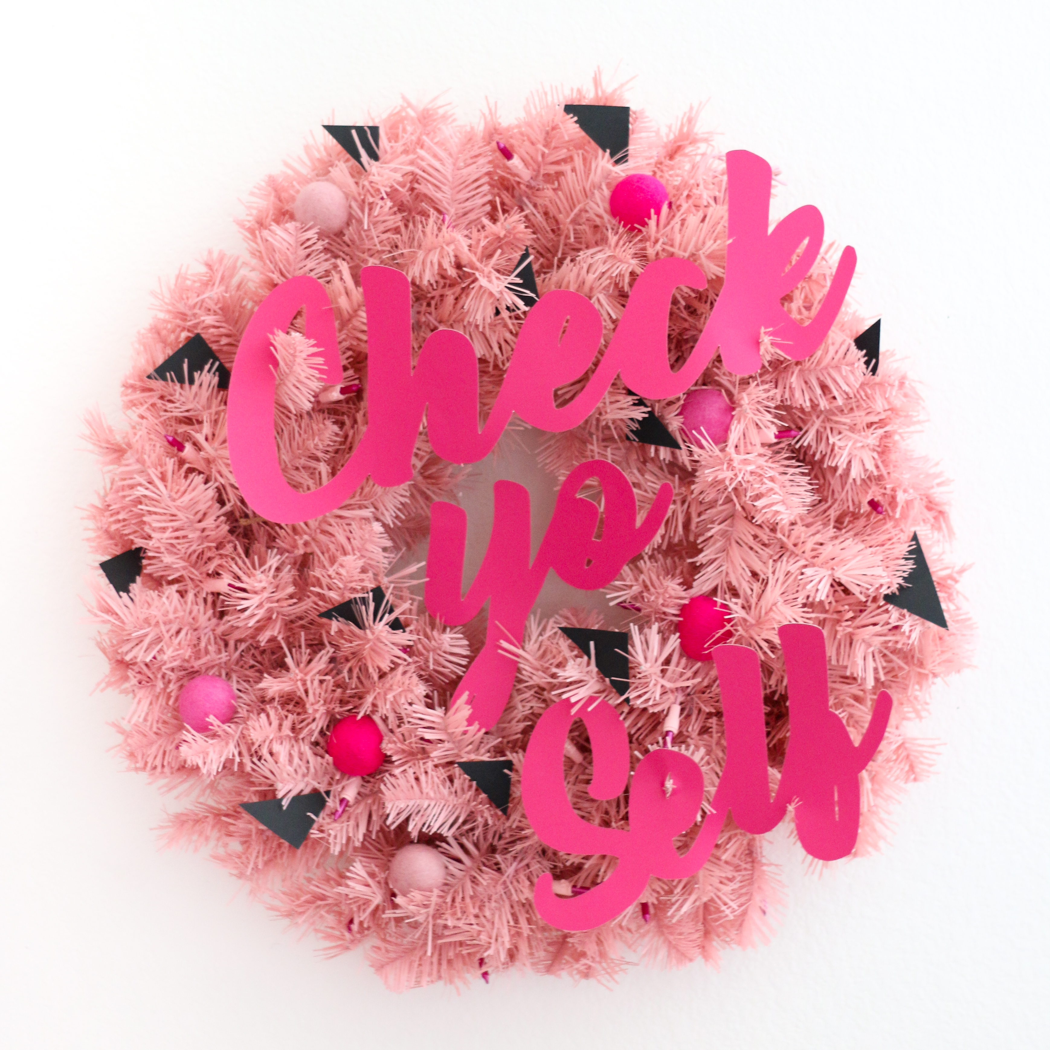 DIY mod breast cancer awareness wreath