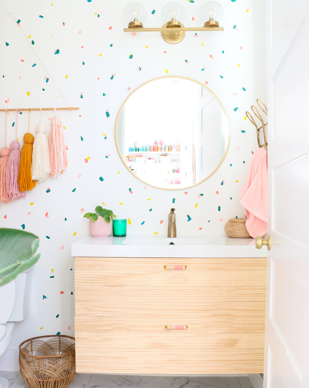 HOW TO PAINT A TERRAZZO CONFETTI ACCENT WALL for girls room paint ideas