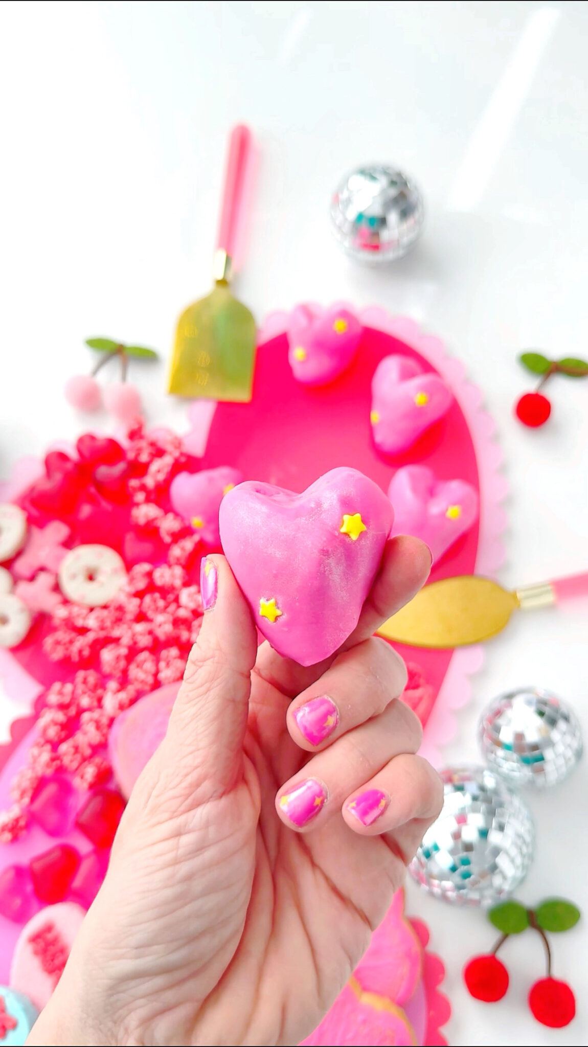 diy-heart-emoji-chocolate-covered-strawberries-a-kailo-chic-life